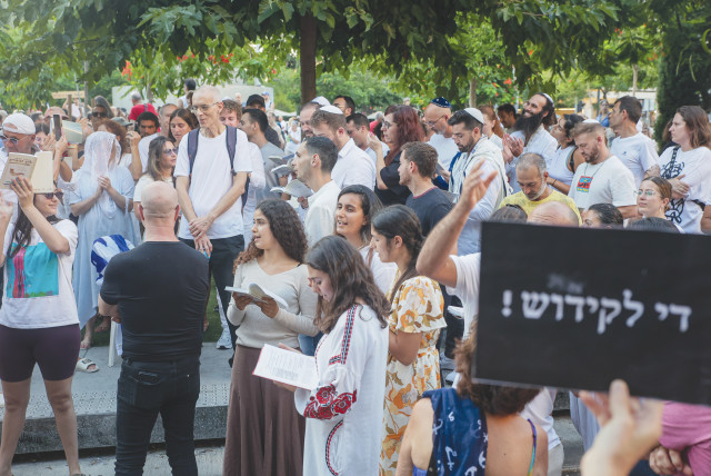  JEWS PRAY while activists protest against gender segregation in the public space during a public prayer at Dizengoff Square in Tel Aviv, on Yom Kippur last week. (credit: ITAI RON/FLASH90)