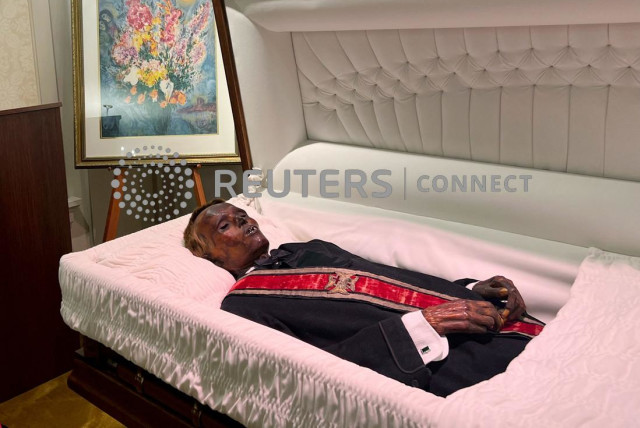  The body of ''Stoneman Willie'', a jailed thief that died in a Pennsylvania prison in 1895 and was accidentally mummified by undertakers, lies on display at the local funeral home that has been his resting place for 128 years in Reading, Pennsylvania, U.S., October 1, 2023. (credit: REUTERS/Kia Johnson)
