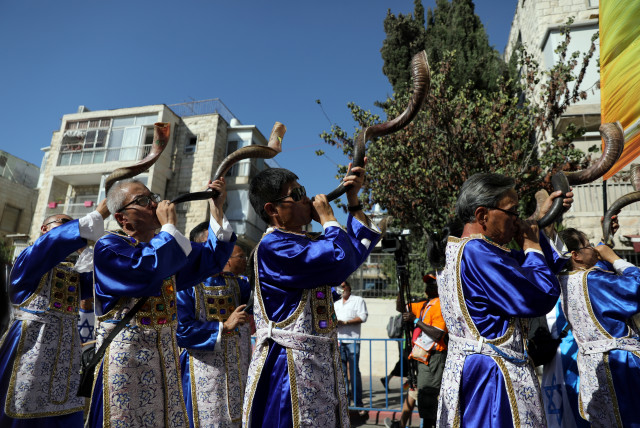  Participants celebrate, together with thousands of foreigners who support Israel, during an annual parade on the Jewish holiday of Sukkot in Jerusalem September 27, 2018. (credit: REUTERS/AMMAR AWAD)