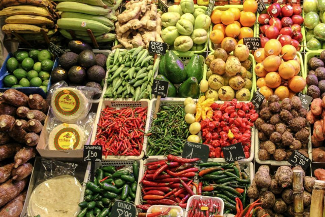  Fruits and vegetables at the market.  (credit: FREERANGE STOCK)