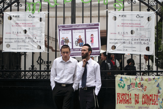  JEWISH COMMUNITY members wait outside a Mexico City polling station, during the 2012 presidential election (credit: GINNETTE RIQUELME/ REUTERS)