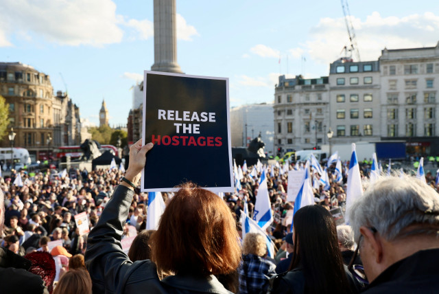  Thousands of people pack London's Trafalgar Square, Britain October 22, 2023 to demand the liberation of the more than 200 hostages taken by Hamas in its incursion into southern Israel on October 7.  (credit: REUTERS/YANN TESSIER)