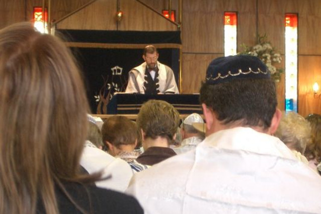 Religious services in a Reform synagogue. (credit: Copyrighted free use.)