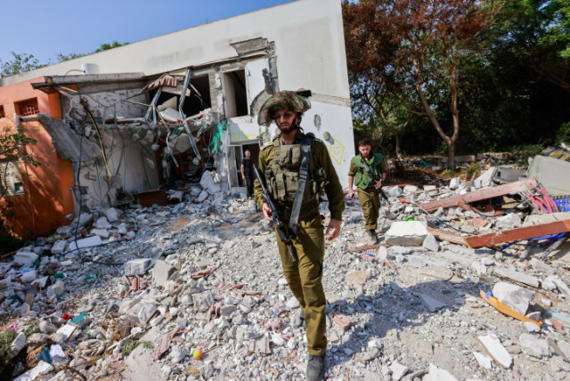  Israeli soldiers around the destruction caused by Hamas terrorists when they infiltrated Kibbutz Be'eri, near the Israeli-Gaza border, southern Israel. October 25, 2023 (credit: YOSSI ZAMIR/FLASH90)