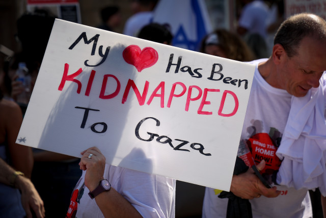  Los residentes de Kfar Aza y la población piden la liberación de los israelíes retenidos como rehenes por los terroristas de Hamás en Gaza, frente al Ministerio de Defensa en Tel Aviv. 26 de octubre de 2023. (crédito: Jonathan Shaul/Flash90)