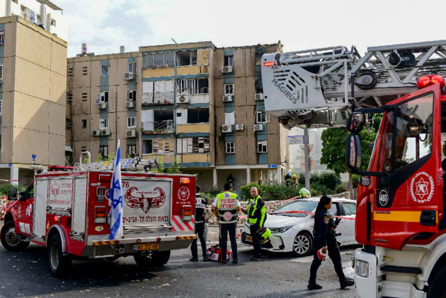  The scene where a rocket fired from Gaza hit a building in Tel Aviv on October 27, 2023 (credit: TOMER NEUBERG/FLASH90)