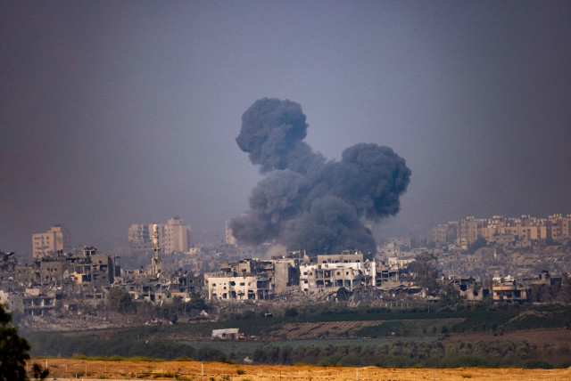 Καπνός ανεβαίνει κατά τη διάρκεια ισραηλινών αεροπορικών επιδρομών, στη Λωρίδα της Γάζας, όπως φαίνεται από την ισραηλινή πλευρά των συνόρων, στις 28 Οκτωβρίου 2023 (credit: YONATAN SINDEL/FLASH90)
