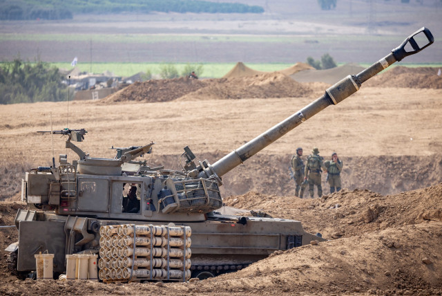 Μια ισραηλινή μονάδα πυροβολικού σταθμεύει κοντά στα σύνορα Ισραήλ-Γάζας, στο νότιο Ισραήλ, 28 Οκτωβρίου 2023 (πίστωση φωτογραφίας: YONATAN SINDEL/FLASH90)