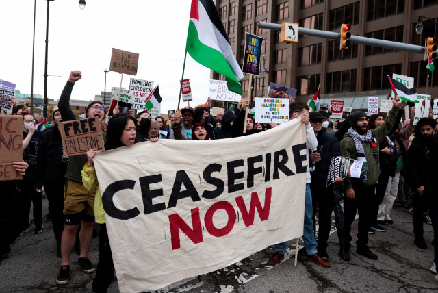  Demonstrators from ‘Jewish Voice for Peace’ and their supporters rally for a ceasefire in Gaza, outside the Federal building in Detroit, Michigan U.S. October 25, 2023.  (credit: REUTERS/REBECCA COOK)