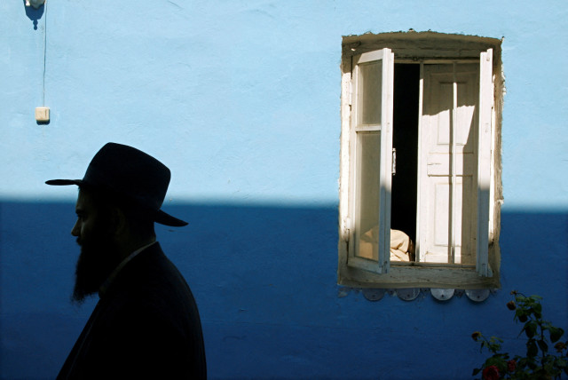  A rabbi walks in the courtyard of a synagogue in the ancient city of Debent on the Caspian Sea coast in Russia's Caucasus region of Dagestan August 17, 2007 (credit: REUTERS/THOMAS PETER/FILE PHOTO)