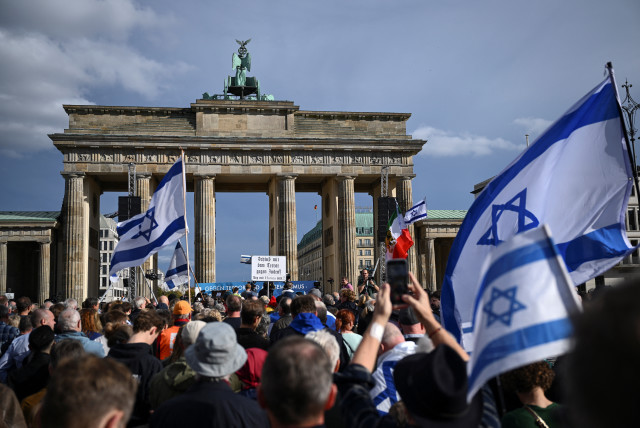  People attend the rally ''Against terror and antisemitism! Solidarity with Israel'' organised by Germany's Central Council of Jews, political parties, unions and civil society, at Brandenburg Gate, amid the ongoing conflict between Israel and the Palestinian Islamist group Hamas, in Berlin, Germany. (credit: REUTERS/ANNEGRET HILSE)