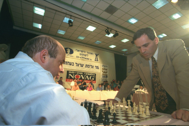 GARY KASPAROV (right) plays chess against Natan Sharansky during a simultaneous match against 25 competitors in Jerusalem in 1996. (credit: Avi Ohayon/GPO)