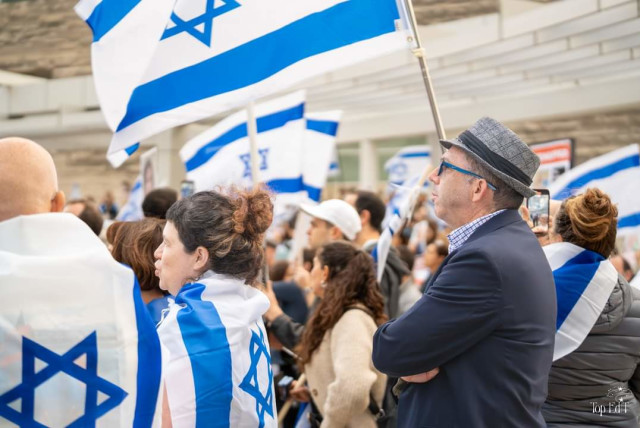  Liberal and Reform Jews participating in a rally, in support of Israel In San Jose, CA (credit: TZAMERET BEN DAVID)