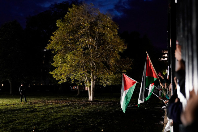  Secret Service monitors the situation from inside the fence of the White House as demonstrators rally in support of Palestinians in Gaza, amid the ongoing conflict between Israel and Hamas, in Washington, US, November 4, 2023. (credit: Elizabeth Frantz/Reuters)