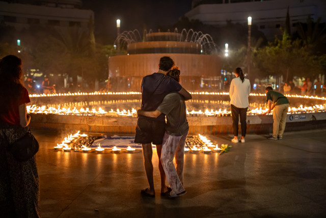  People gather and light candles to remember the Israeli victims of the October 7 massacre at Dizengoff Square in Tel Aviv, October 12, 2023.  (credit: Dor Pazuelo/Flash90)