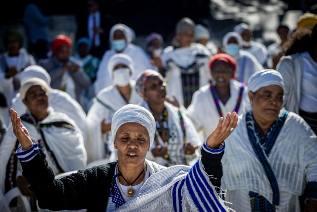  Thousands of Ethiopian Jews take part in a prayer of the Sigd holiday on the Armon Hanatziv Promenade overlooking Jerusalem on November 23, 2022. The prayer is performed by Ethiopian Jews every year to celebrate their community's connection and commitment to Israel.  (credit: YONATAN SINDEL/FLASH90)