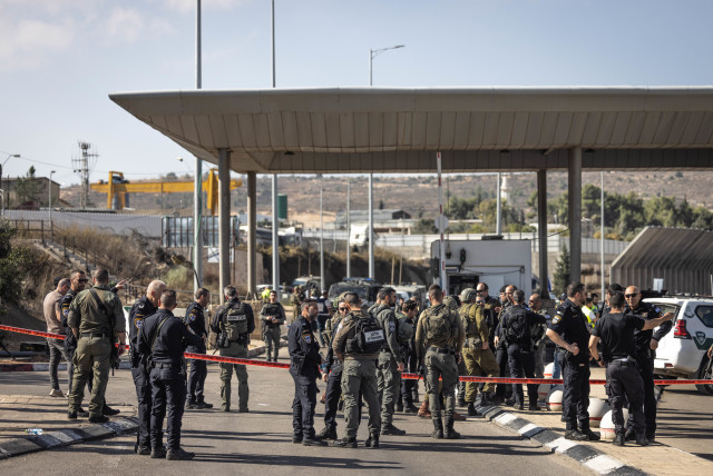  Police and security personnel at the scene of a shooting attack at a checkpoint near Jerusalem, November 16, 2023 (credit: Chaim Goldberg/Flash90)