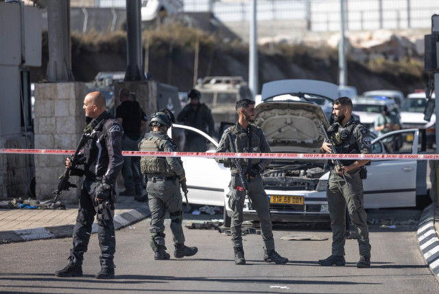  Police and security personnel at the scene of a shooting attack at a checkpoint near Jerusalem, November 16, 2023 (credit: Chaim Goldberg/Flash90)