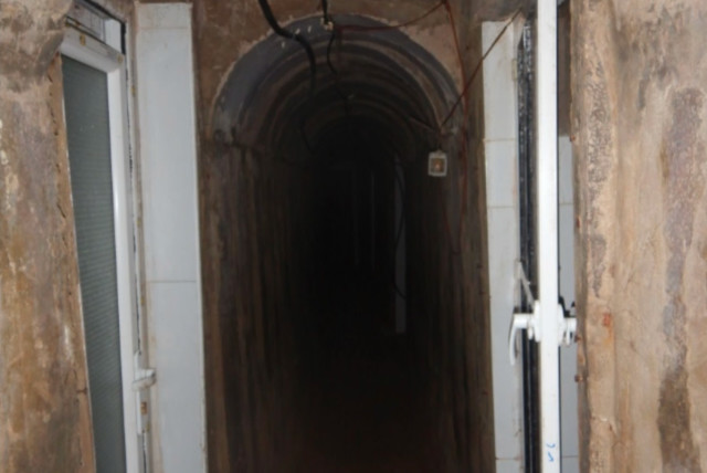  A tunnel found under Al Shifa hospital in Gaza (credit: IDF SPOKESPERSON'S UNIT)