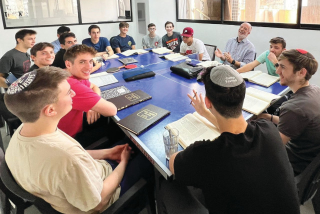  PEOPLE’S Talmud founder Gedaliah Gurfein (center R) teaches Talmud at Yeshiva Torah Tech, in Tel Aviv, 2023. Rabbi Gurfein teaches Talmud to communities all over the world via Zoom. (credit: People’s Talmud)