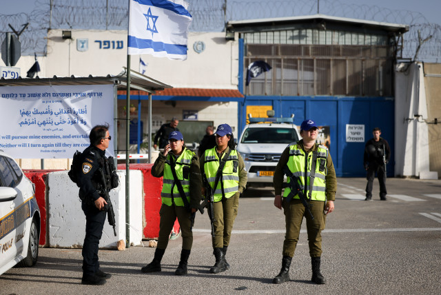  Israeli police stand outside the entrance to Ofer prison, November 26, 2023 (credit: YONATAN SINDEL/FLASH90)