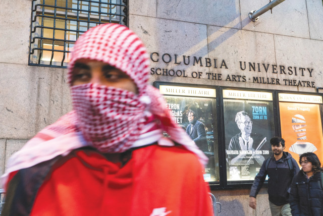  UN MANIFESTANTE asiste a una manifestación pro-palestina en la Universidad de Columbia, en la ciudad de Nueva York, a principios de este mes.  (crédito: EDUARDO MUNOZ / REUTERS)
