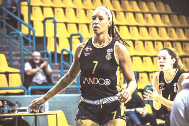  JENNIE SIMMS made a triumphant return to the Holy Land, with a 27-point-14-rebound double-double for Elitzur Ramla in a 85-65 win over Hapoel Lev Jerusalem (credit: YEHUDA HALICKMAN)