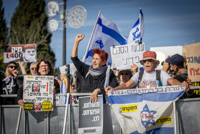  Israelis protest against Israeli Prime Minister Benjamin Netanyahu, outside the Knesset, the Israeli parliament in Jerusalem, December 4, 2023. (credit: YONATAN SINDEL/FLASH90)