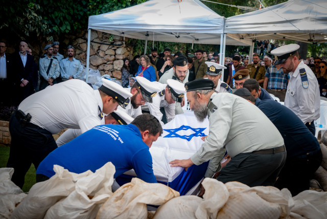  Family and friends of First Class (res.) Ben Zussman mourn at his funeral at the Mount Herzl Military Cemetery in Jerusalem on December 4, 2023, he was killed during a ground operation in the Gaza Strip. (credit: ARIE LIEB ABRAMS/FLASH90)