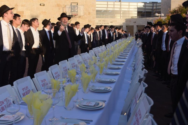  The hostages table: Hundreds of Nehora Yeshiva students read Psalms for their release (credit: YOSSI ZELIGER)