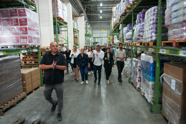  A group of members of Knesset volunteer at a Pitchon-Lev facility. (credit: YANIV KADAR)