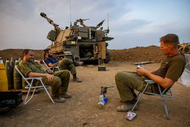  Reserve soldiers at the border of the Gaza Strip. 140 thousand workers were absent due to reserve service (credit: YONATAN SINDEL/FLASH90)