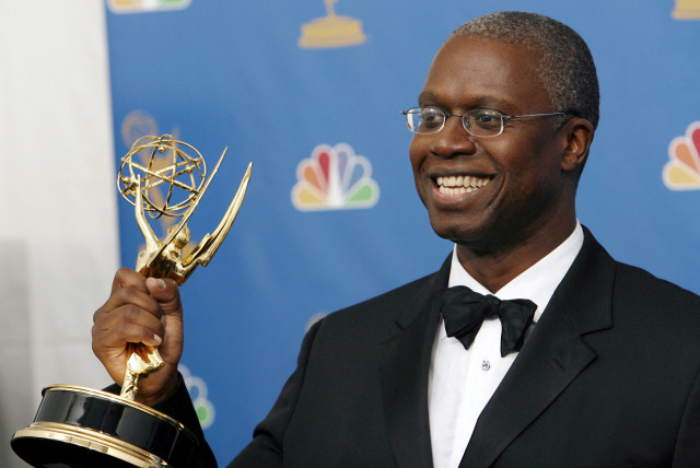Andre Braugher poses after winning an Emmy for outstanding lead actor in a miniseries or movie for his work on ''Thief'' during the 58th annual Primetime Emmy Awards at the Shrine Auditorium in Los Angeles August 27, 2006. (credit: MARIO ANZUONI/REUTERS)