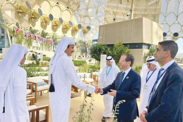  PRESIDENT ISAAC Herzog shakes hands with Qatari Emir Sheikh Tamim Bin Hamad Al Thani at the UN Climate Change Conference in Dubai, on December 1.  (credit: PRESIDENT'S RESIDENCE)