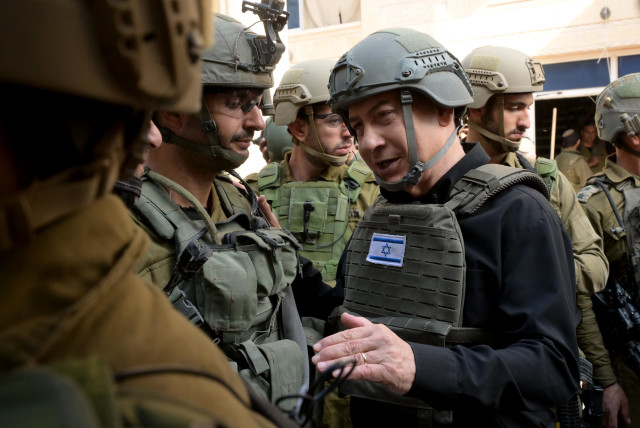  El primer ministro Benjamin Netanyahu visita a soldados de las FDI en el norte de Gaza, 25 de diciembre de 2023 (crédito: GPO/AVI OHAYON)