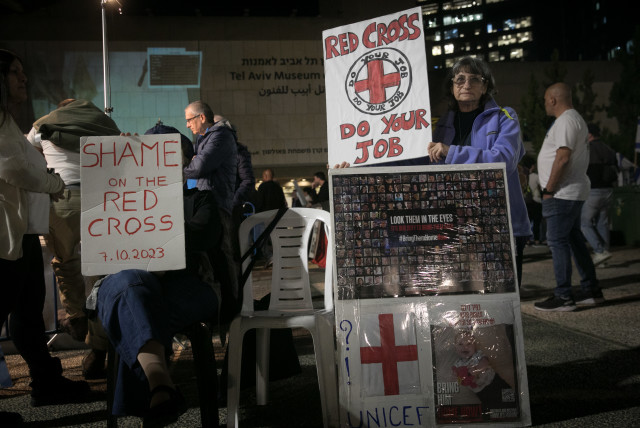  Israelis protest against the Red Cross  at  Hostage Square in Tel Aviv. December 14, 2023. (credit: MIRIAM ALSTER/FLASH90)