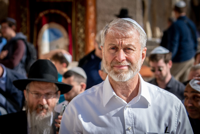  Russian oligarch and politician Roman Abramovich arrives at the Western Wall for his son’s Bar Mitzvah, in the Old City of Jerusalem on December 20, 2022.  (credit: Arie Leib Abrams/Flash90)