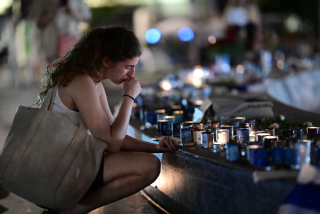  People gather and light candles to remember the victims who were murdered by Hamas militants at Dizengoff Square in Tel Aviv, October 17, 2023. (credit: TOMER NEUBERG/FLASH90)
