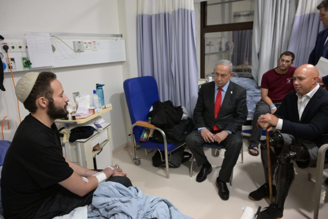   Prime Minister Netanyahu and Congressman Nast visited patients at Mount Scopus rehabilitation. (credit: PRIME MINISTER'S OFFICE)