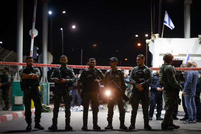  Police and security personnel at the scene of a stabbing attack at a checkpoint, near Jerusalem, December 28, 2023 (credit: Chaim Goldberg/Flash90)