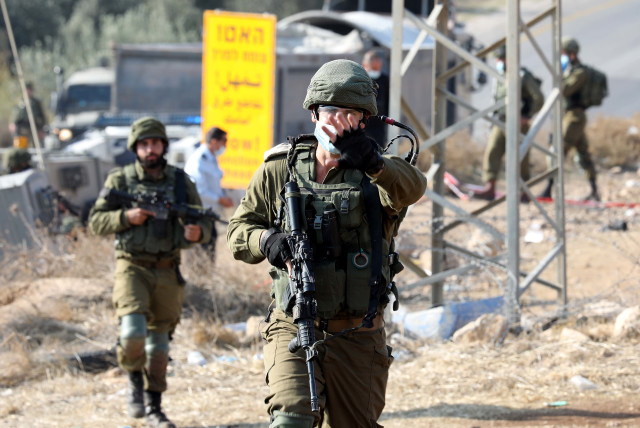 Israeli security forces at the scene of an attempt stabbing attack near Fawwar, south of Hebron, in the West Bank, November 8, 2020 (credit: WISAM HASHLAMOUN/FLASH90)