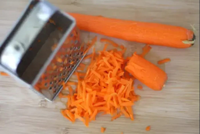  Preparation of carrots with garlic and almonds (credit: Hila Kariv)