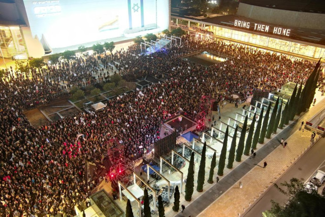 Israelis gather in Tel Aviv's Habima Square to mark 100 days of captivity of Hamas hostages (credit: AVIV ATLAS)