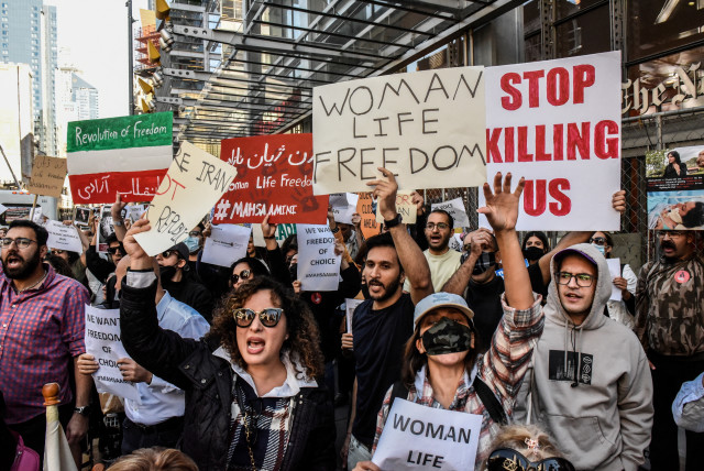  Personas participan en una protesta contra el régimen islámico de Irán y la muerte de Mahsa Amini en Nueva York, Nueva York, EE.UU., 27 de septiembre de 2022.  (credit: REUTERS/STEPHANIE KEITH)