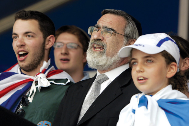  Sir Jonathan Sacks, then-Britain's chief rabbi, sings a prayer at a rally of British Jews in solidarity with Israel at the Jewish Free School in Kenton, northwest London, in 2006. (credit: PAUL HACKETT/REUTERS)