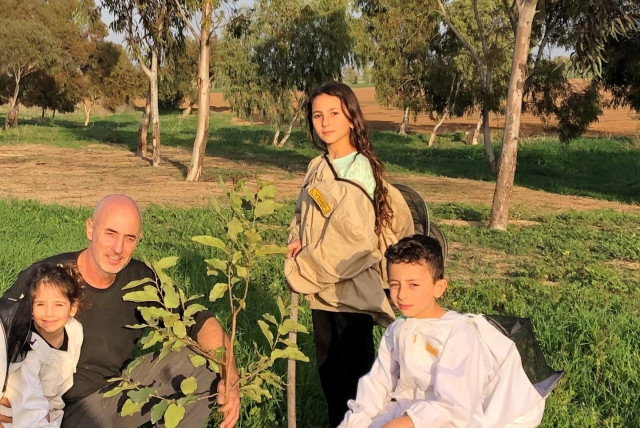  Beekeeper Ido Shahar and his children, from Moshav Kalhim and his children Be'eri (4), Zohar (7) and Carmel (9) planting in the agricultural areas of the Gaza border communities. (credit: Ido's Honey, Klahim)