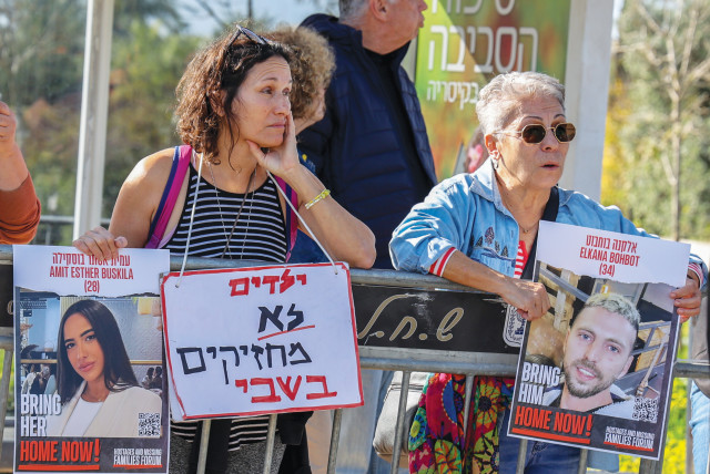  HOSTAGES’ FAMILIES protest outside Netanyahu’s house in Caesarea, Jan. 20.  (credit: Jonathan Shaul/Flash90)