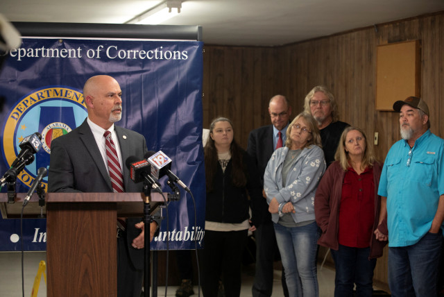  Alabama's Commissioner of the Department of Corrections John Hamm speaks to reporters next to members of victim Elizabeth Sennet's family, following the execution of Kenneth Smith by asphyxiation using pure nitrogen at Holman Correctional Facility, in Atmore, Alabama, US January 25, 2024. (credit: REUTERS/MICAH GREEN)