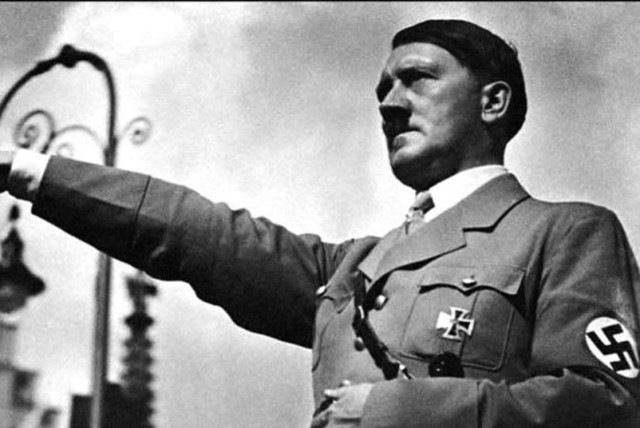  El Führer alemán Adolfo Hitler haciendo el saludo nazi (credit: Wikimedia Commons)