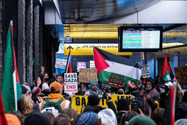  Pro-Palestinian demonstrators protest near the entrance of the Jamaica to JFK AirTrain Station in New York City, U.S., January 27, 2024. (credit: REUTERS/EDUARDO MUNOZ)